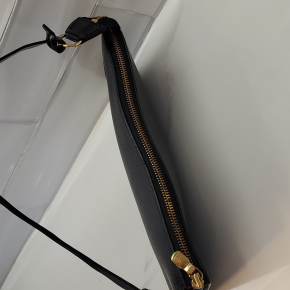 Authentic Louis Vuitton Pochette in Black Epi Leather - Picture 6 of 16